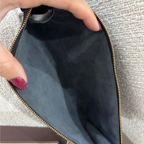 Authentic Louis Vuitton Epi Pochette accessories 24 epi wristlet - Picture 10 of 12